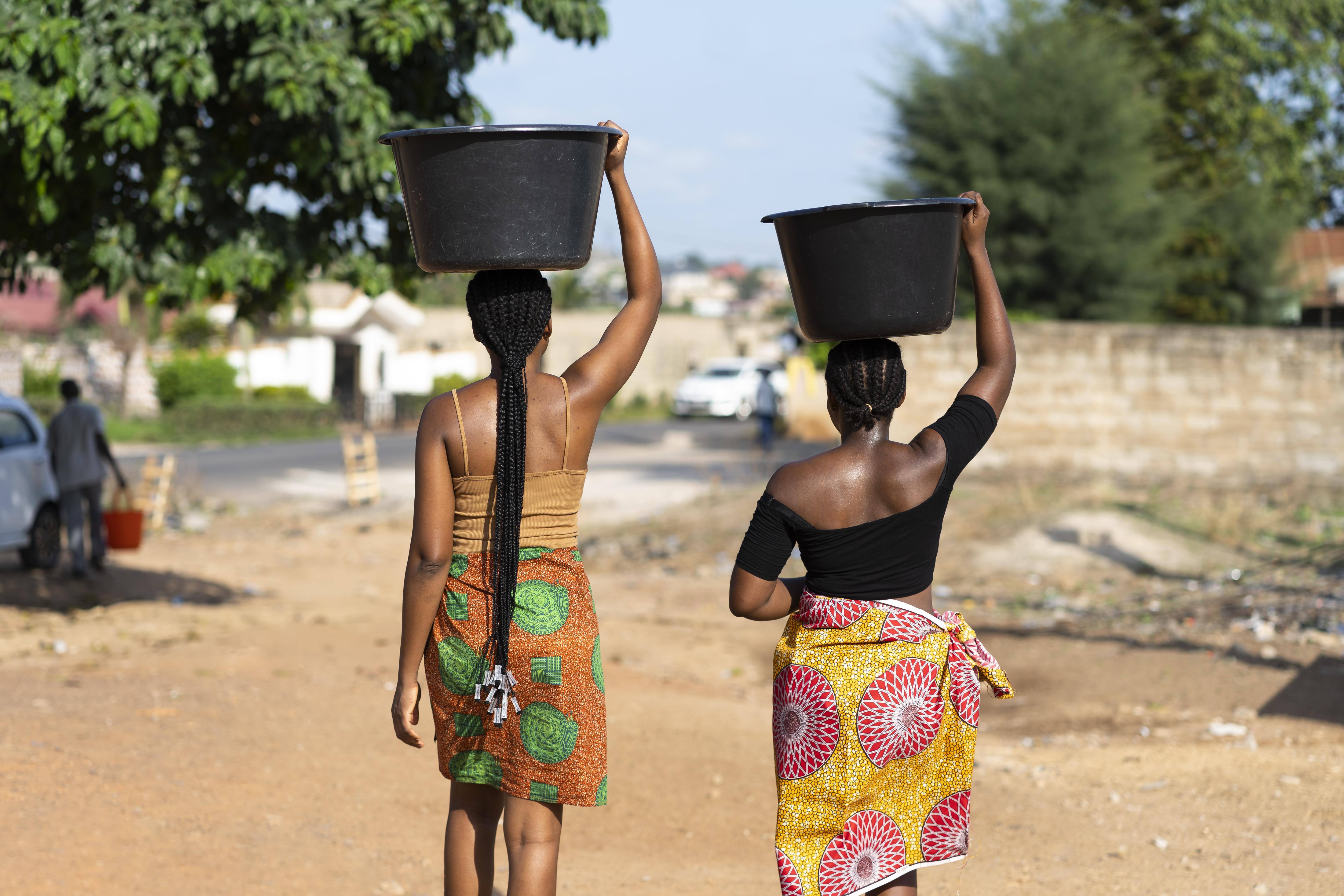 beautiful-african-women-fetching-water